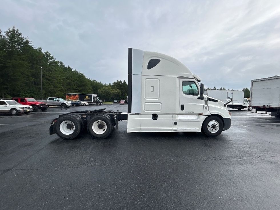 Sleeper Tractor-Heavy Duty Tractors-Freightliner-2019-T12664ST-Greensboro-NC-631,160\n\t\tmiles-$ 54,500 - Image 8