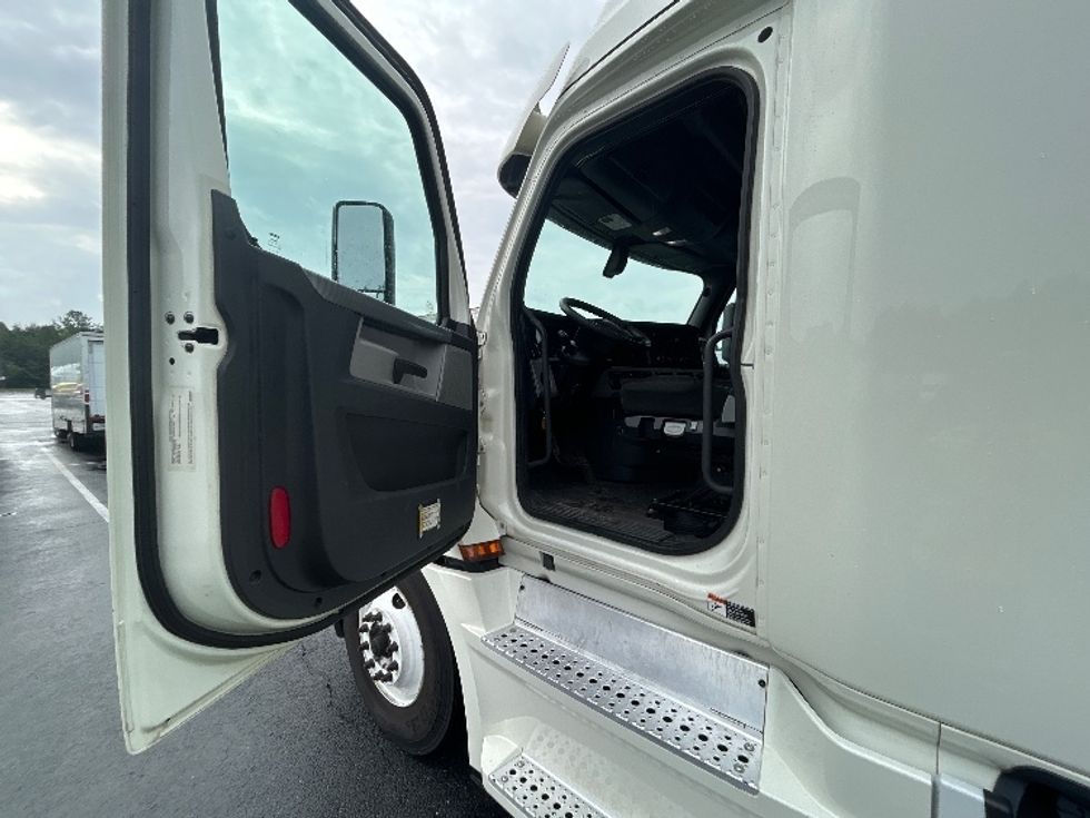 Sleeper Tractor-Heavy Duty Tractors-Freightliner-2019-T12664ST-Greensboro-NC-631,160\n\t\tmiles-$ 54,500 - Image 9