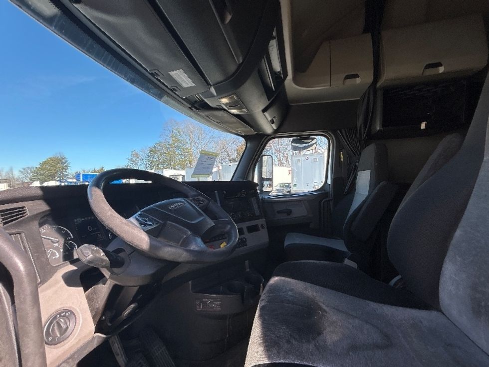 Sleeper Tractor-Heavy Duty Tractors-Freightliner-2019-T12664ST-Greensboro-NC-644,880\n\t\tmiles-$ 45,750 - Image 10