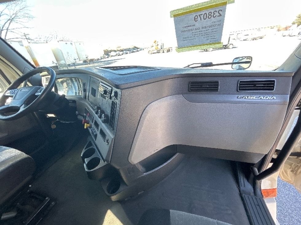 Sleeper Tractor-Heavy Duty Tractors-Freightliner-2019-T12664ST-Greensboro-NC-644,880\n\t\tmiles-$ 45,750 - Image 14