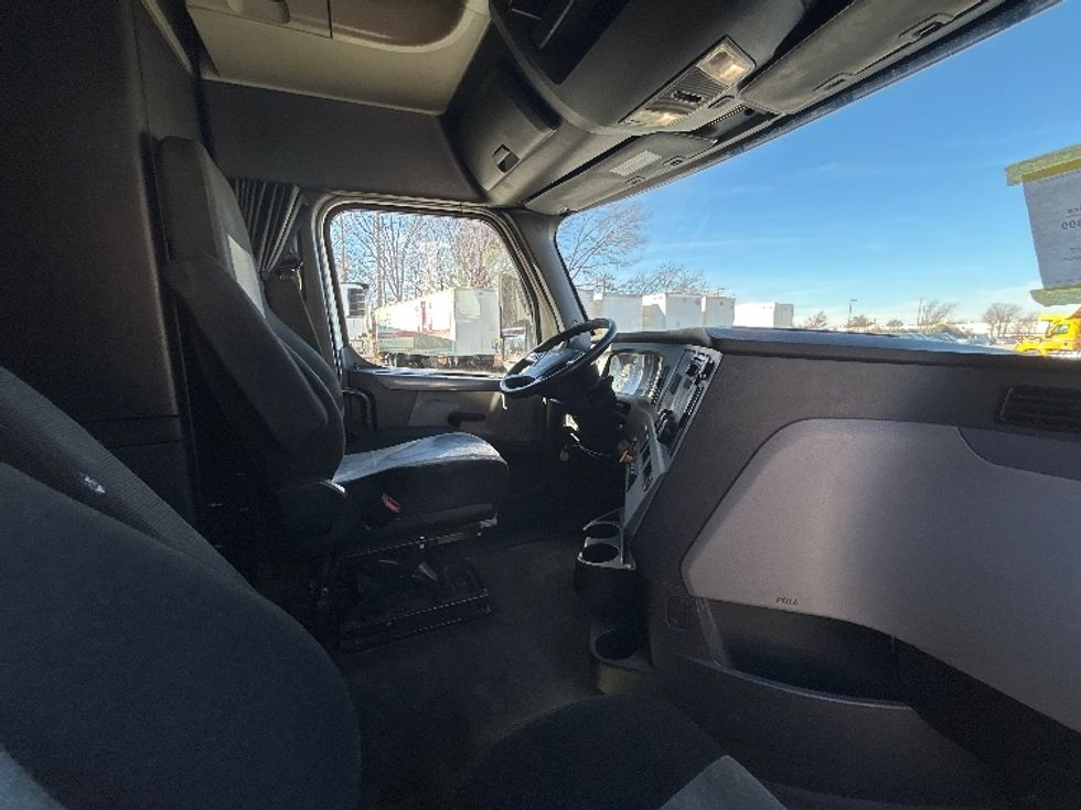 Sleeper Tractor-Heavy Duty Tractors-Freightliner-2019-T12664ST-Greensboro-NC-644,880\n\t\tmiles-$ 45,750 - Image 15