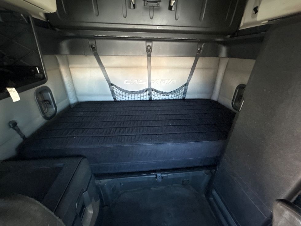 Sleeper Tractor-Heavy Duty Tractors-Freightliner-2019-T12664ST-Greensboro-NC-644,880\n\t\tmiles-$ 45,750 - Image 16