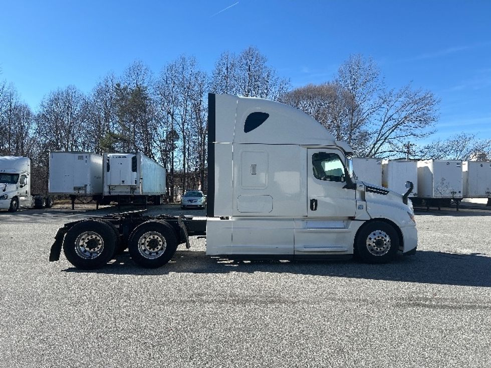 Sleeper Tractor-Heavy Duty Tractors-Freightliner-2019-T12664ST-Greensboro-NC-644,880\n\t\tmiles-$ 45,750 - Image 8