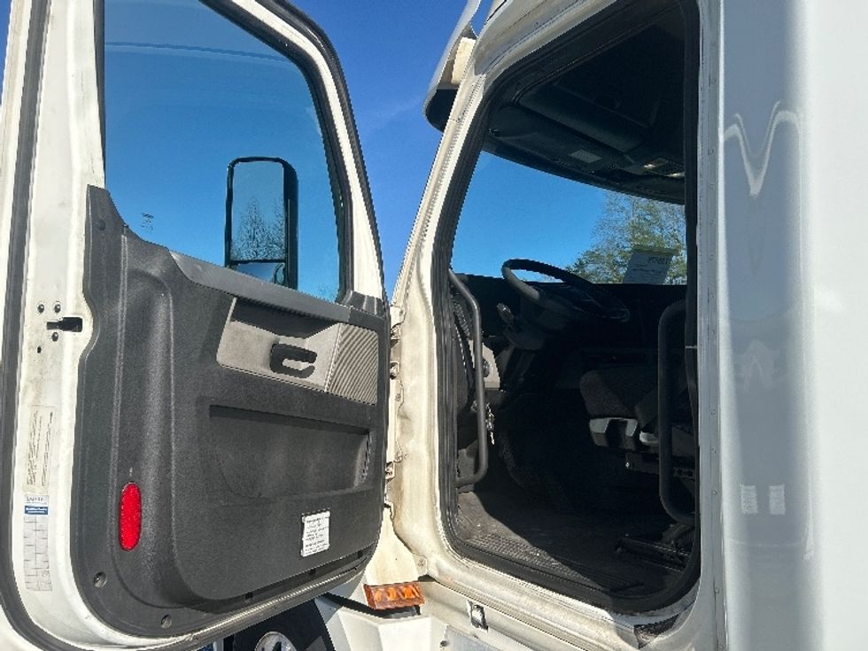 Sleeper Tractor-Heavy Duty Tractors-Freightliner-2019-T12664ST-Greensboro-NC-644,880\n\t\tmiles-$ 45,750 - Image 9