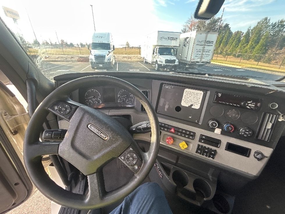 Sleeper Tractor-Heavy Duty Tractors-Freightliner-2019-T12664ST-Greensboro-NC-673,729\n\t\tmiles-$ 51,250 - Image 11
