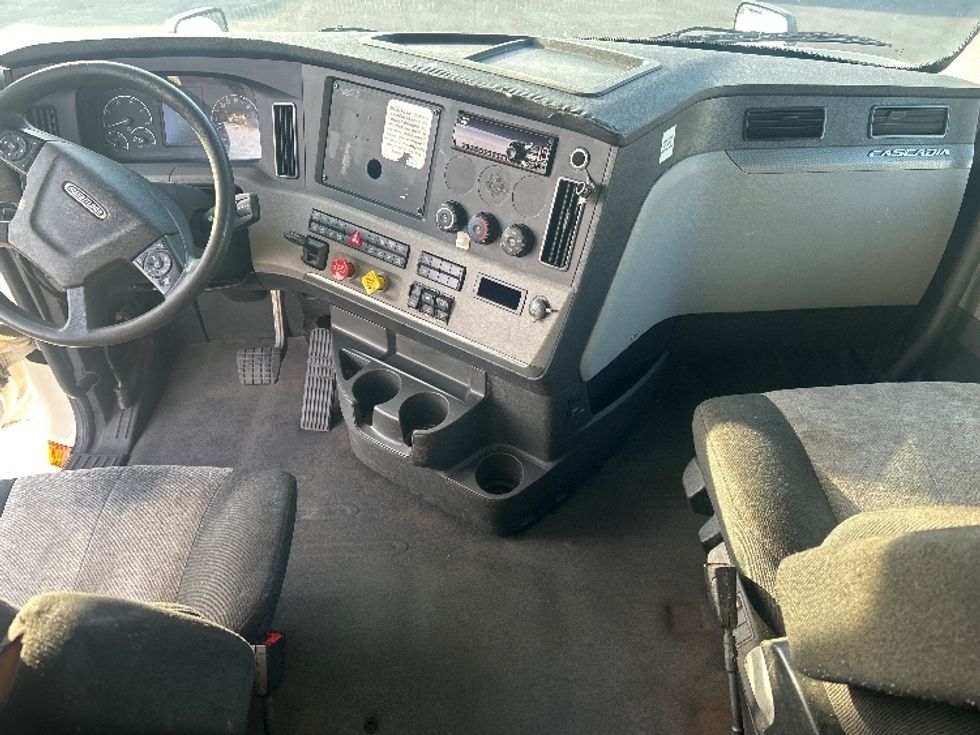 Sleeper Tractor-Heavy Duty Tractors-Freightliner-2019-T12664ST-Greensboro-NC-673,729\n\t\tmiles-$ 51,250 - Image 12