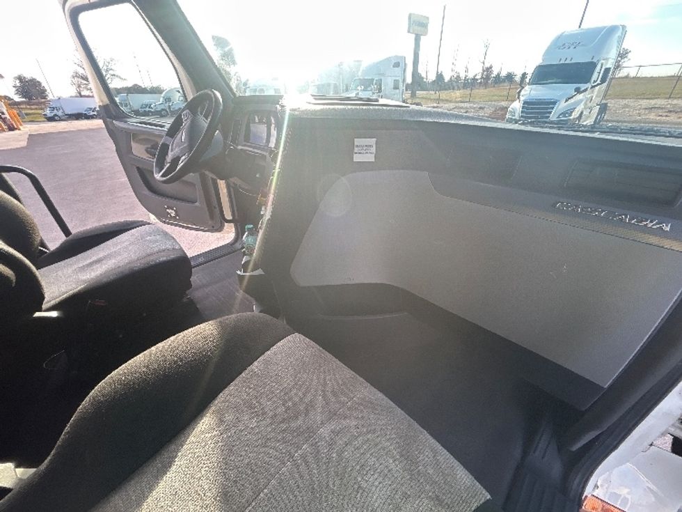 Sleeper Tractor-Heavy Duty Tractors-Freightliner-2019-T12664ST-Greensboro-NC-673,729\n\t\tmiles-$ 51,250 - Image 15