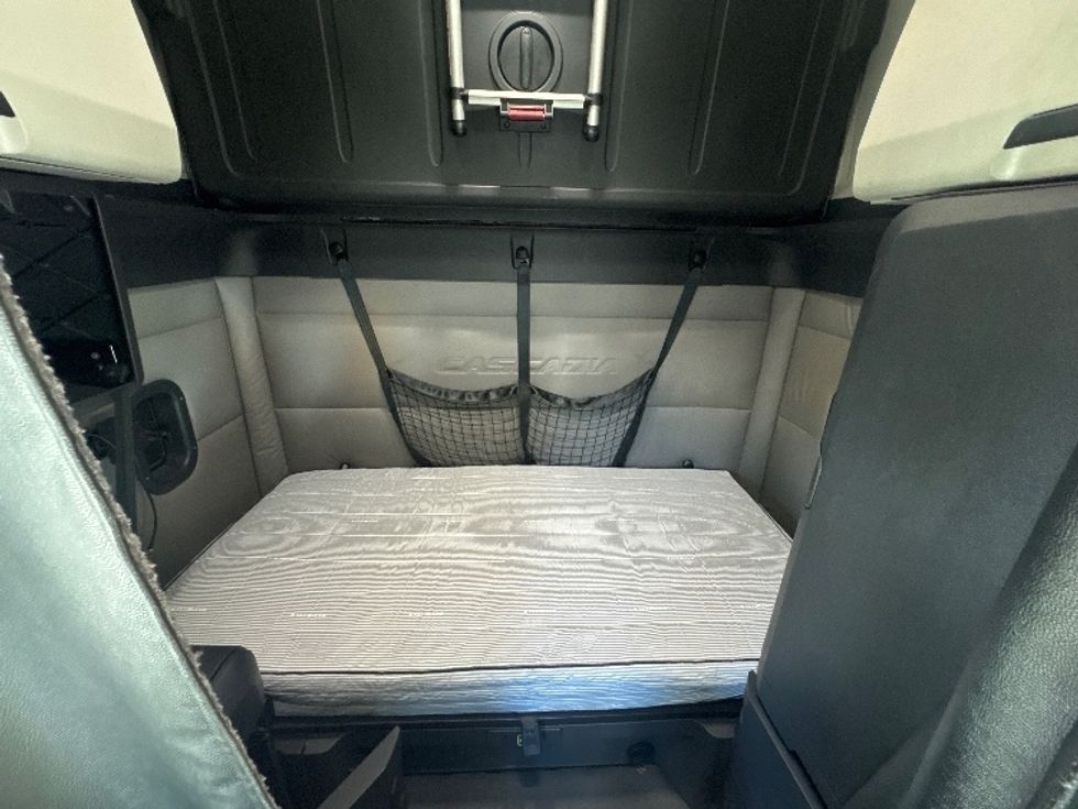 Sleeper Tractor-Heavy Duty Tractors-Freightliner-2019-T12664ST-Greensboro-NC-673,729\n\t\tmiles-$ 51,250 - Image 16