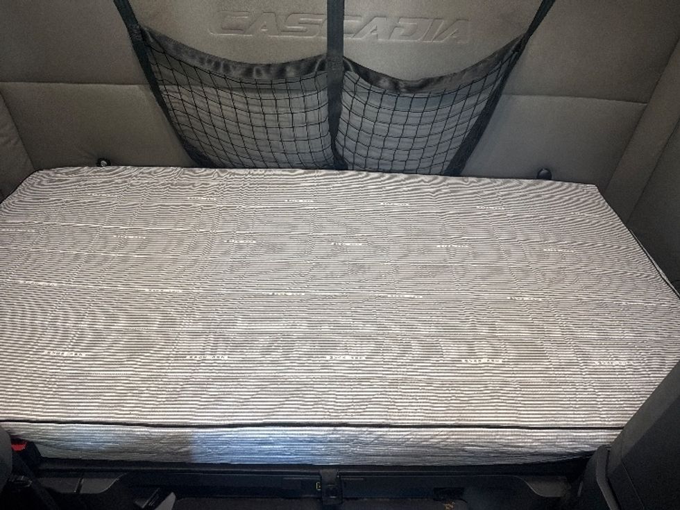 Sleeper Tractor-Heavy Duty Tractors-Freightliner-2019-T12664ST-Greensboro-NC-673,729\n\t\tmiles-$ 51,250 - Image 17