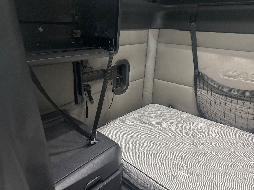 Sleeper Tractor-Heavy Duty Tractors-Freightliner-2019-T12664ST-Greensboro-NC-673,729\n\t\tmiles-$ 51,250 - Image 19