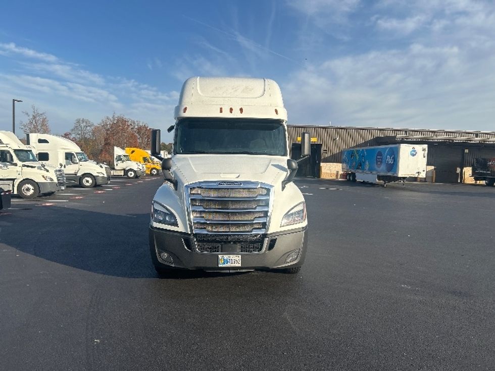 2019 Freightliner Cascadia 126" Sleeper Cab photo 2