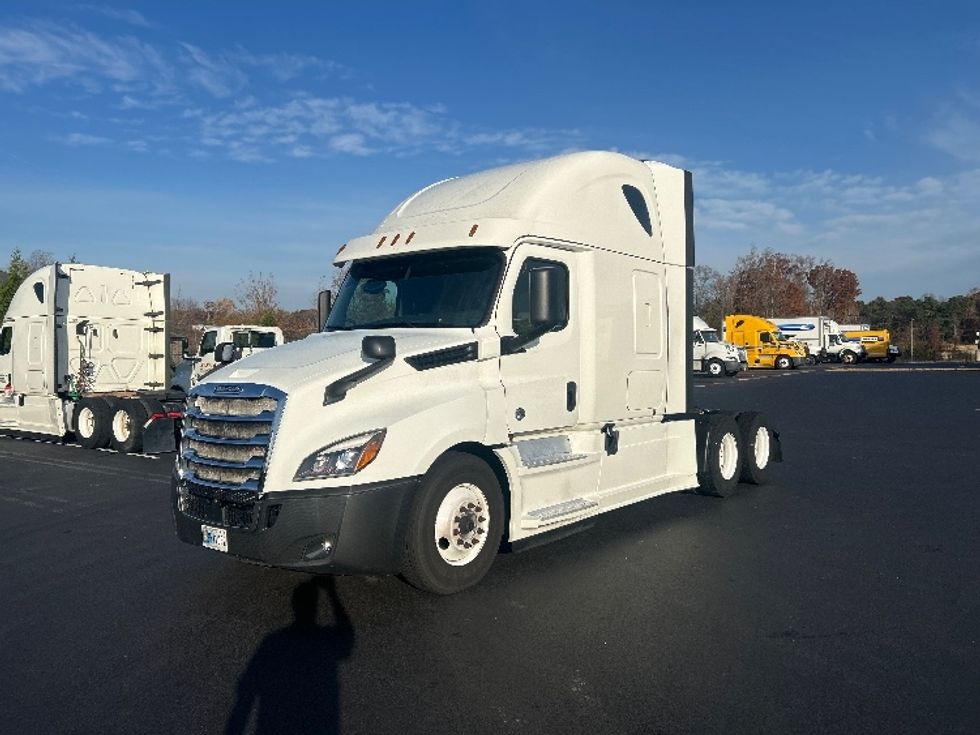 2019 Freightliner Cascadia 126" Sleeper Cab photo 3