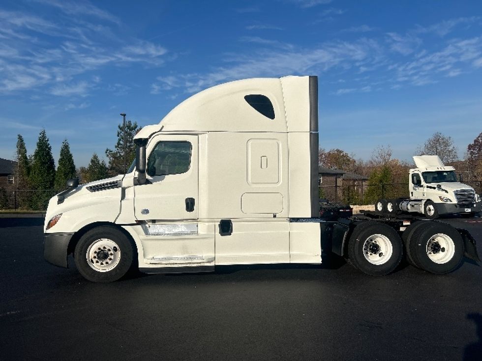 2019 Freightliner Cascadia 126" Sleeper Cab photo 4