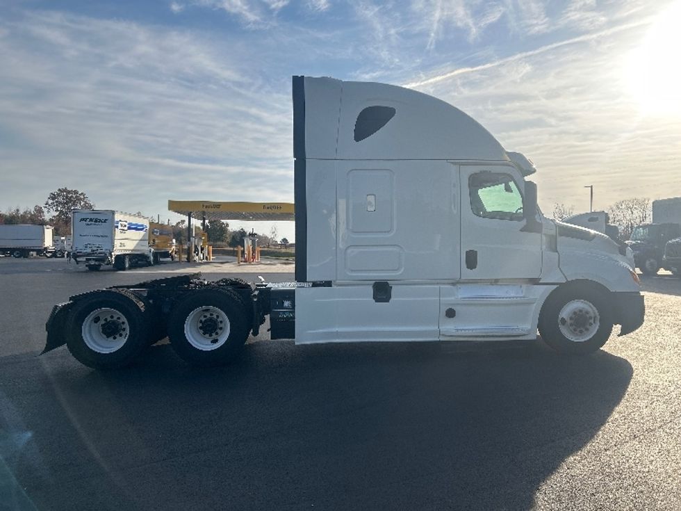 Sleeper Tractor-Heavy Duty Tractors-Freightliner-2019-T12664ST-Greensboro-NC-673,729\n\t\tmiles-$ 51,250 - Image 8
