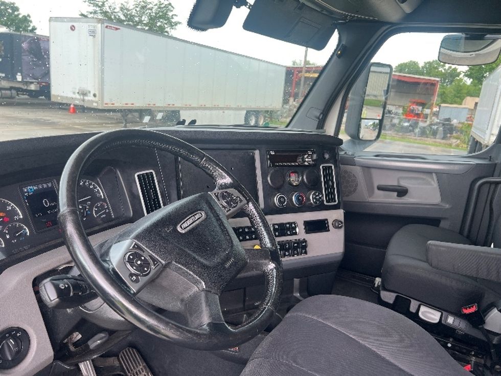 Sleeper Tractor-Heavy Duty Tractors-Freightliner-2019-T12664ST-Hammond-LA-271,550\n\t\tmiles-$ 76,500 - Image 10