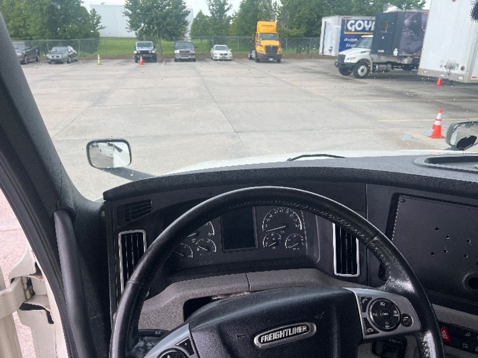 Sleeper Tractor-Heavy Duty Tractors-Freightliner-2019-T12664ST-Hammond-LA-271,550\n\t\tmiles-$ 76,500 - Image 11