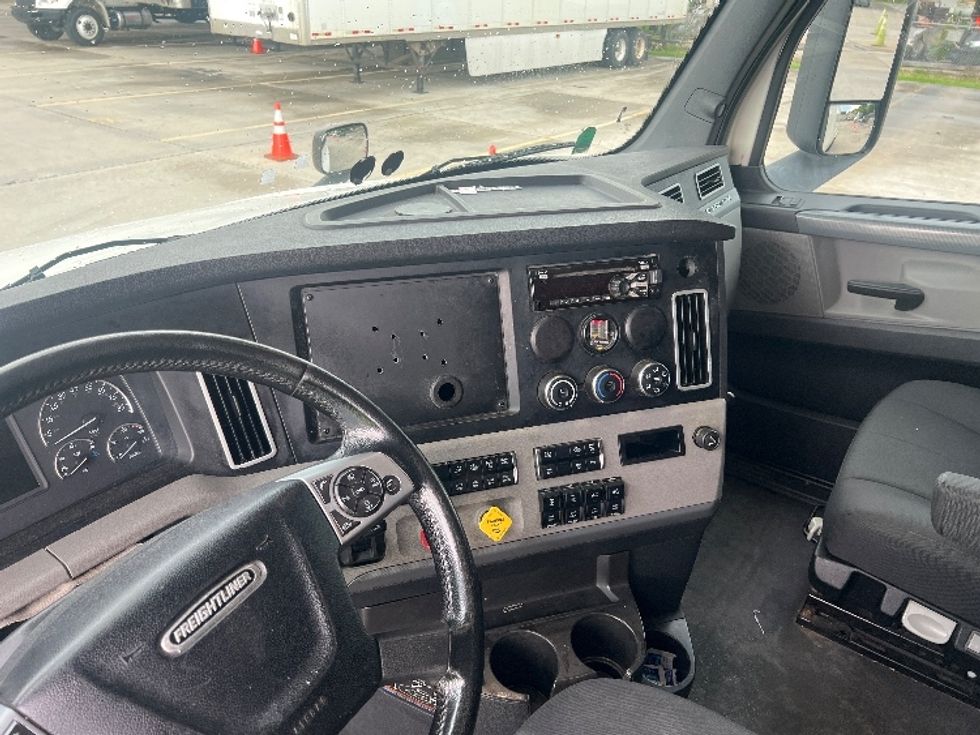 Sleeper Tractor-Heavy Duty Tractors-Freightliner-2019-T12664ST-Hammond-LA-271,550\n\t\tmiles-$ 76,500 - Image 12