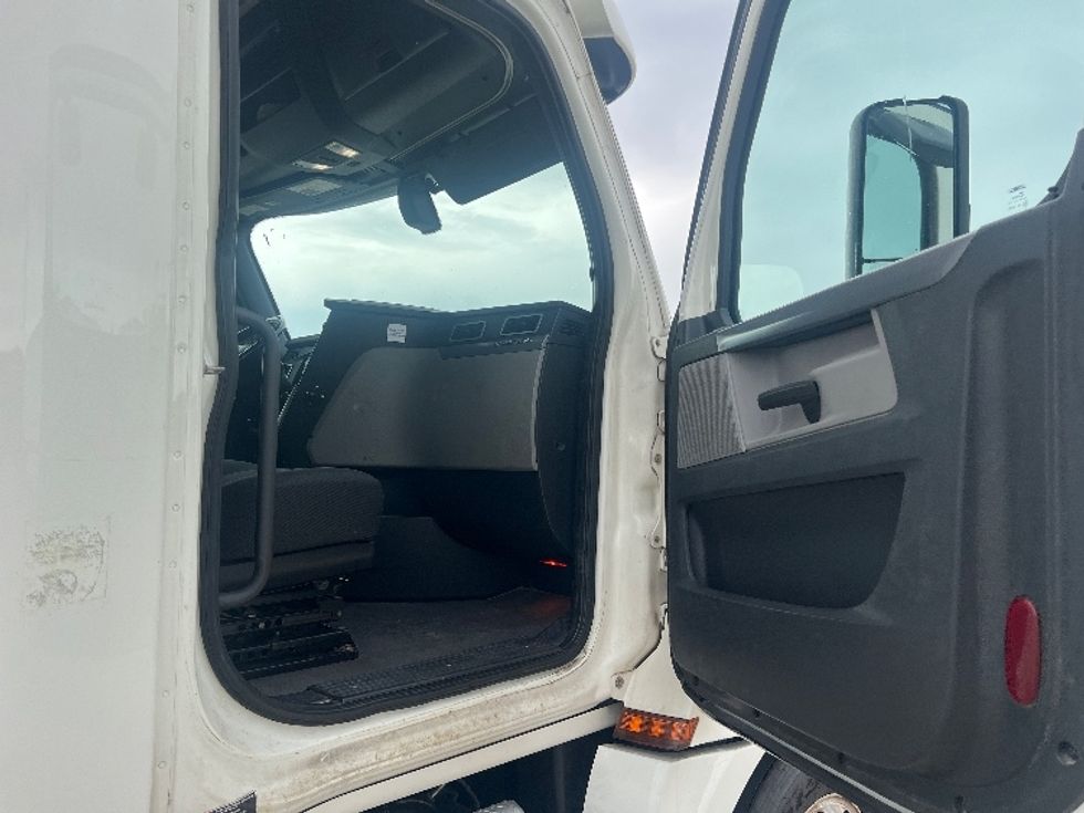 Sleeper Tractor-Heavy Duty Tractors-Freightliner-2019-T12664ST-Hammond-LA-271,550\n\t\tmiles-$ 76,500 - Image 13