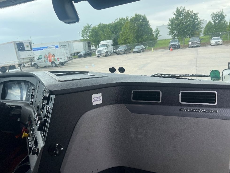 Sleeper Tractor-Heavy Duty Tractors-Freightliner-2019-T12664ST-Hammond-LA-271,550\n\t\tmiles-$ 76,500 - Image 14