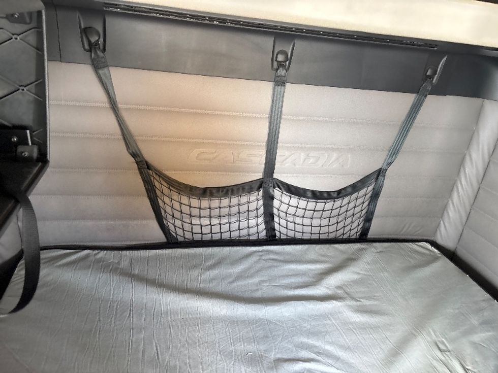 Sleeper Tractor-Heavy Duty Tractors-Freightliner-2019-T12664ST-Hammond-LA-271,550\n\t\tmiles-$ 76,500 - Image 16