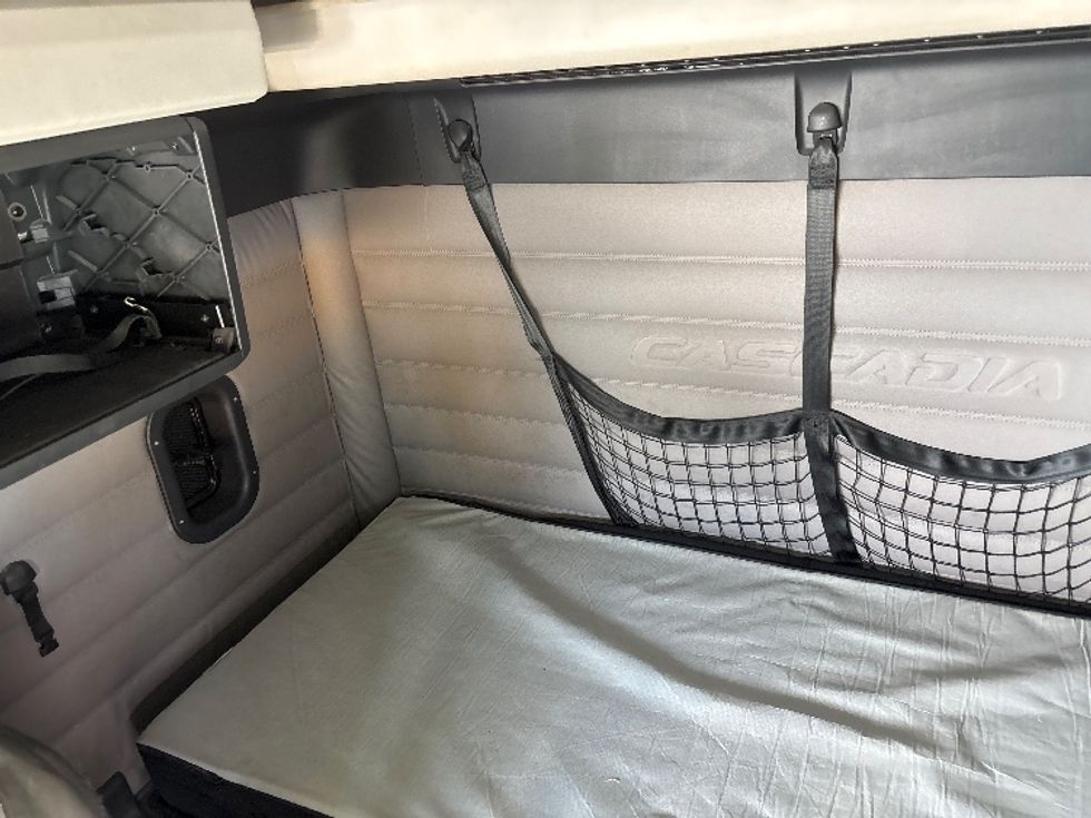 Sleeper Tractor-Heavy Duty Tractors-Freightliner-2019-T12664ST-Hammond-LA-271,550\n\t\tmiles-$ 76,500 - Image 17