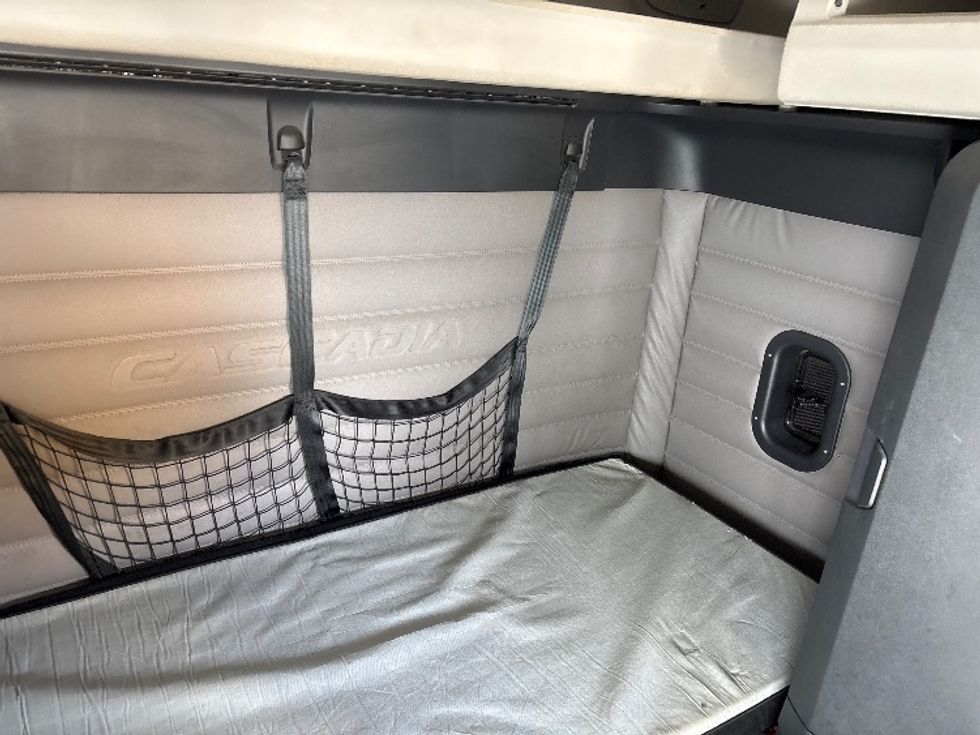 Sleeper Tractor-Heavy Duty Tractors-Freightliner-2019-T12664ST-Hammond-LA-271,550\n\t\tmiles-$ 76,500 - Image 18