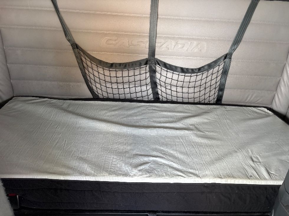 Sleeper Tractor-Heavy Duty Tractors-Freightliner-2019-T12664ST-Hammond-LA-271,550\n\t\tmiles-$ 76,500 - Image 19