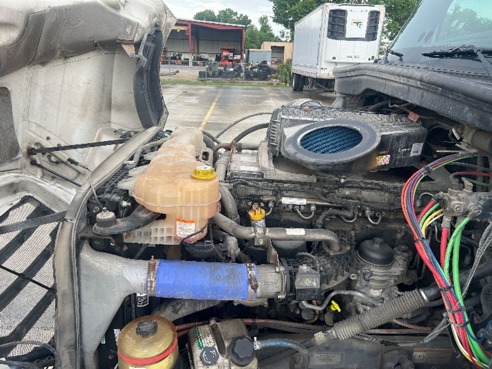 Sleeper Tractor-Heavy Duty Tractors-Freightliner-2019-T12664ST-Hammond-LA-271,550\n\t\tmiles-$ 76,500 - Image 21