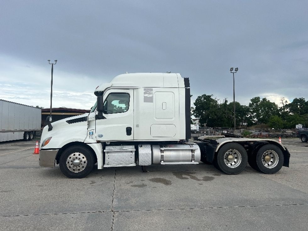 Sleeper Tractor-Heavy Duty Tractors-Freightliner-2019-T12664ST-Hammond-LA-271,550\n\t\tmiles-$ 76,500 - Image 4