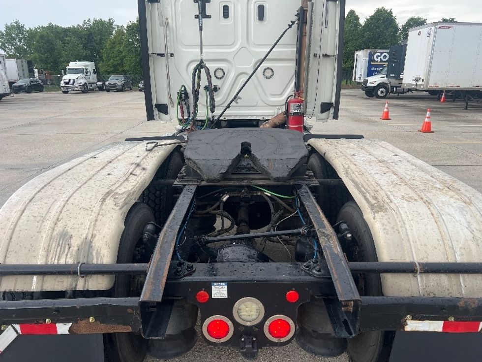 Sleeper Tractor-Heavy Duty Tractors-Freightliner-2019-T12664ST-Hammond-LA-271,550\n\t\tmiles-$ 76,500 - Image 6