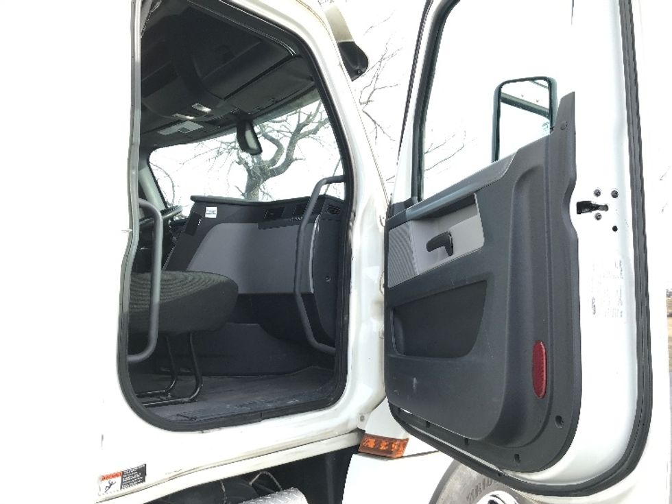 Sleeper Tractor-Heavy Duty Tractors-Freightliner-2019-T12664ST-Harrisonburg-VA-457,978\n\t\tmiles-$ 55,500 - Image 12