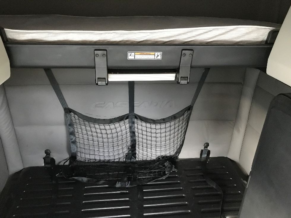 Sleeper Tractor-Heavy Duty Tractors-Freightliner-2019-T12664ST-Harrisonburg-VA-457,978\n\t\tmiles-$ 55,500 - Image 15