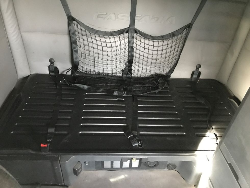 Sleeper Tractor-Heavy Duty Tractors-Freightliner-2019-T12664ST-Harrisonburg-VA-457,978\n\t\tmiles-$ 55,500 - Image 16