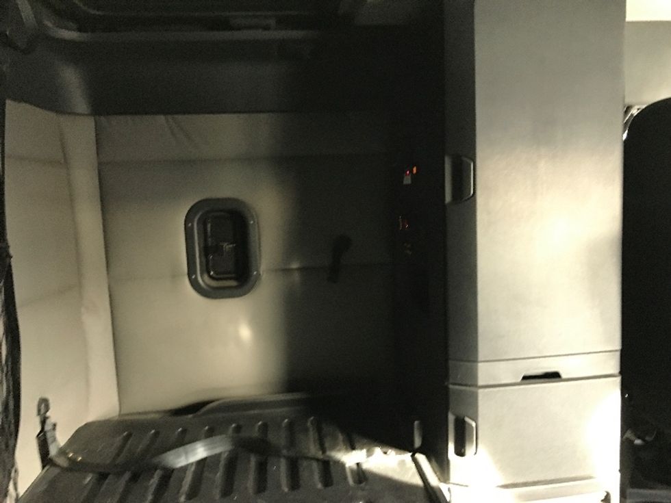 Sleeper Tractor-Heavy Duty Tractors-Freightliner-2019-T12664ST-Harrisonburg-VA-457,978\n\t\tmiles-$ 55,500 - Image 17