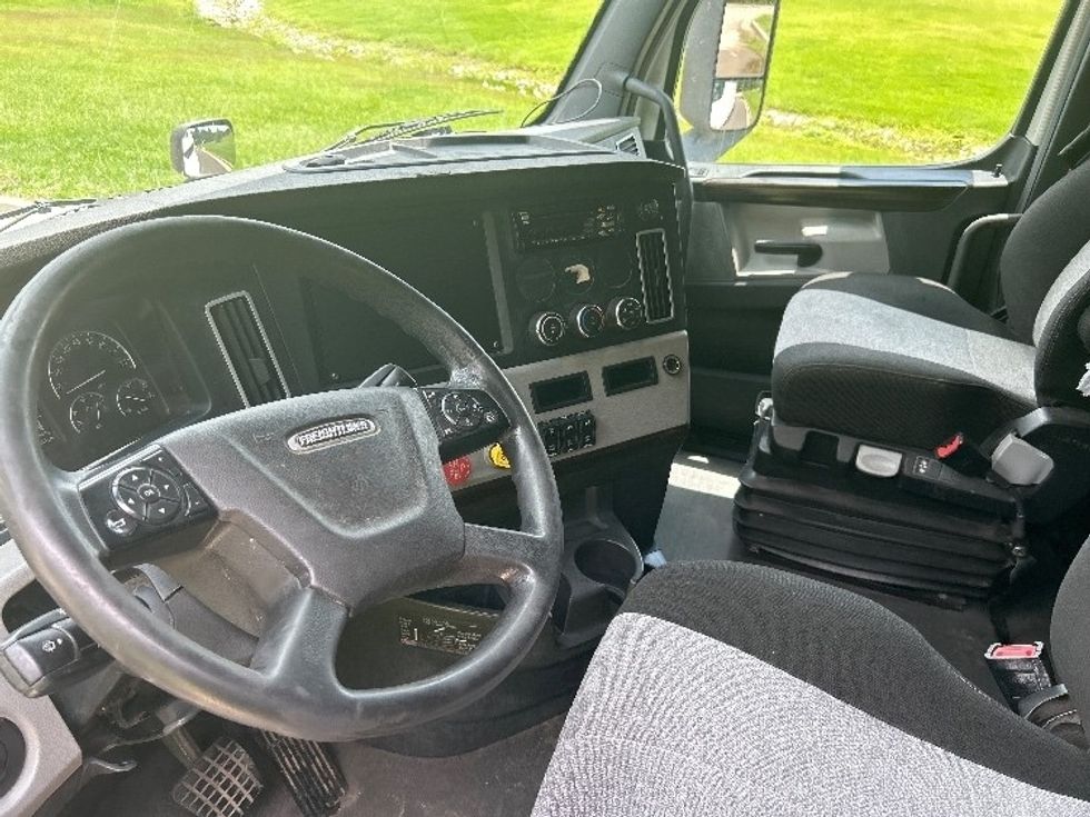 Sleeper Tractor-Heavy Duty Tractors-Freightliner-2019-T12664ST-Hattiesburg-MS-701,552\n\t\tmiles-$ 49,000 - Image 10