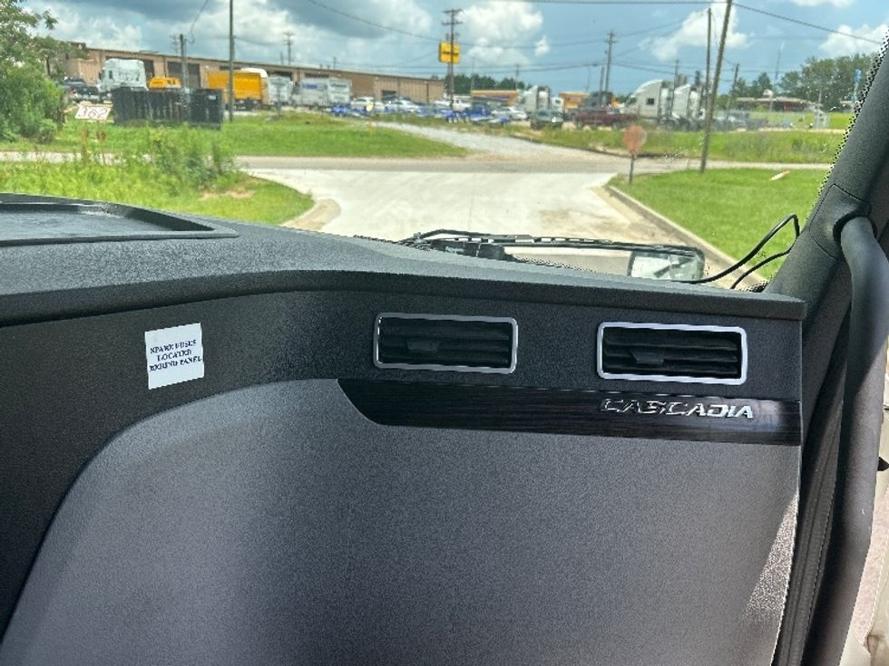 Sleeper Tractor-Heavy Duty Tractors-Freightliner-2019-T12664ST-Hattiesburg-MS-701,552\n\t\tmiles-$ 49,000 - Image 14