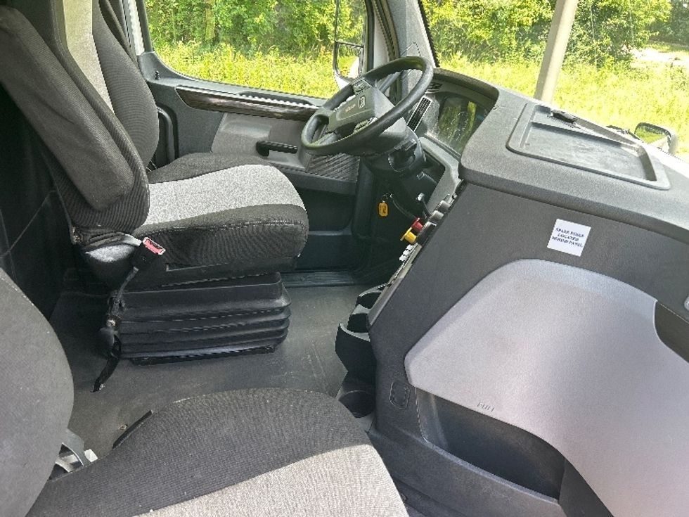 Sleeper Tractor-Heavy Duty Tractors-Freightliner-2019-T12664ST-Hattiesburg-MS-701,552\n\t\tmiles-$ 49,000 - Image 15