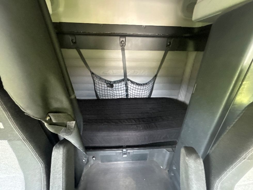 Sleeper Tractor-Heavy Duty Tractors-Freightliner-2019-T12664ST-Hattiesburg-MS-701,552\n\t\tmiles-$ 49,000 - Image 16