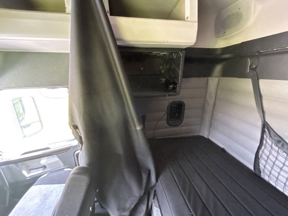 Sleeper Tractor-Heavy Duty Tractors-Freightliner-2019-T12664ST-Hattiesburg-MS-701,552\n\t\tmiles-$ 49,000 - Image 19