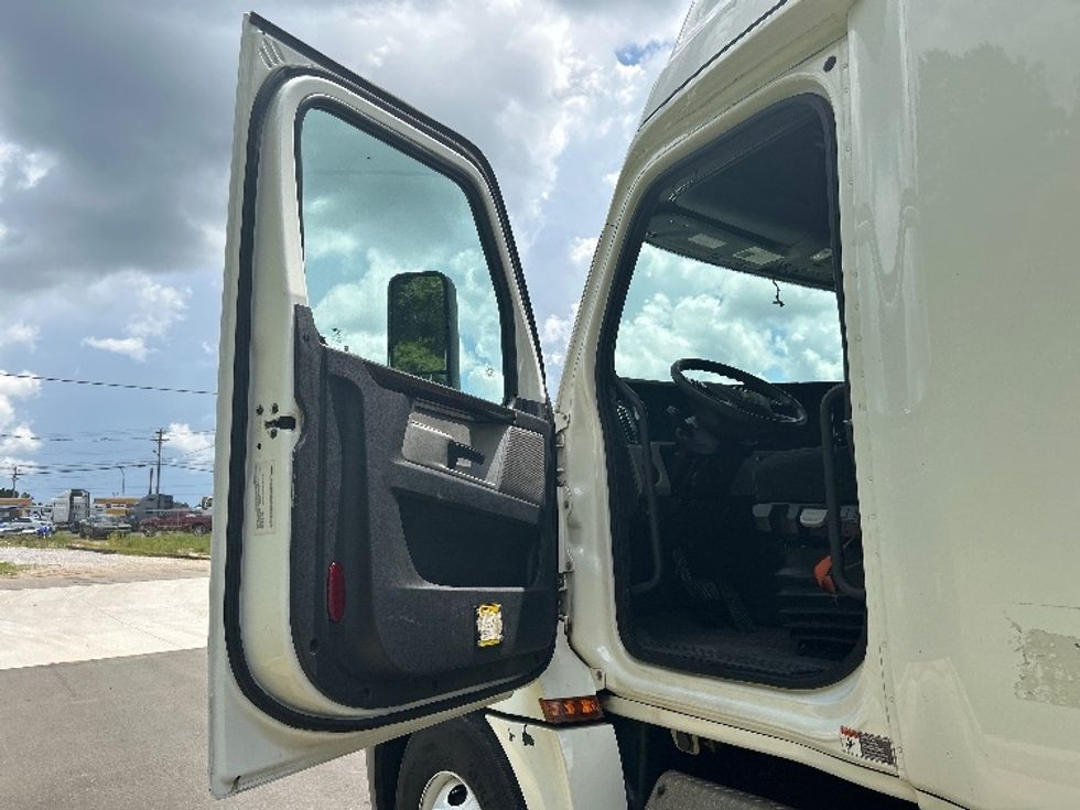 Sleeper Tractor-Heavy Duty Tractors-Freightliner-2019-T12664ST-Hattiesburg-MS-701,552\n\t\tmiles-$ 49,000 - Image 9