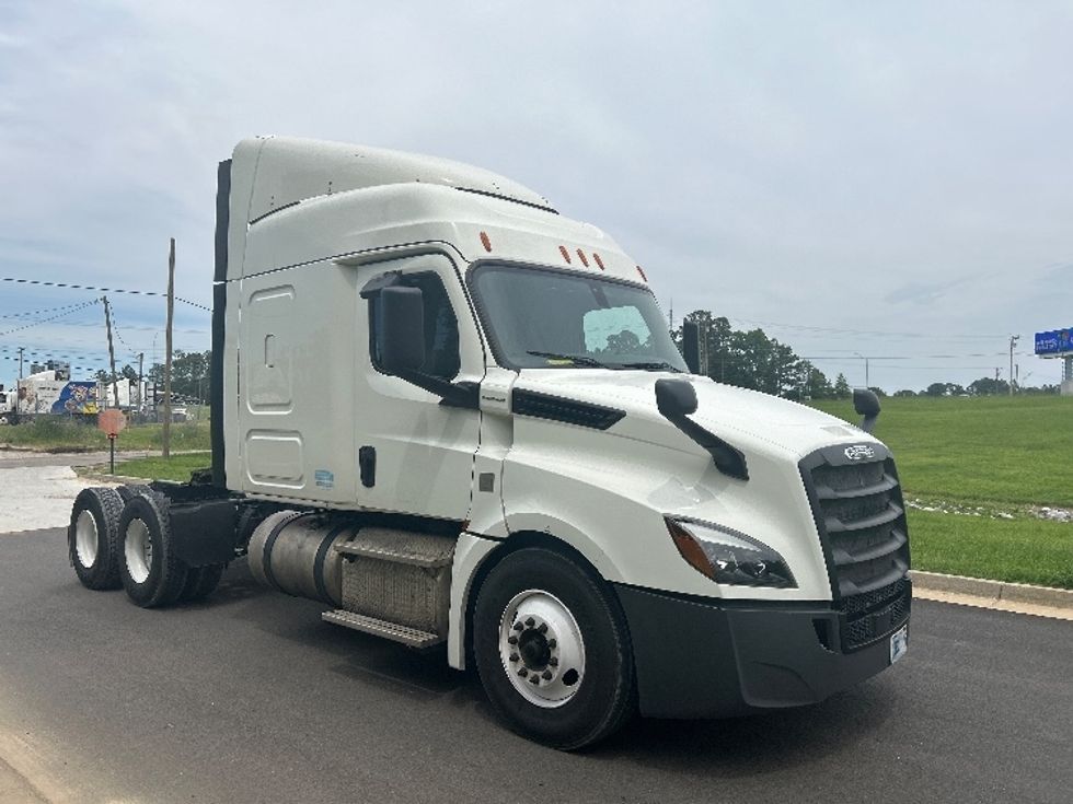 Sleeper Tractor-Heavy Duty Tractors-Freightliner-2019-T12664ST-Hattiesburg-MS-788,952\n\t\tmiles-$ 43,500 - Image 1