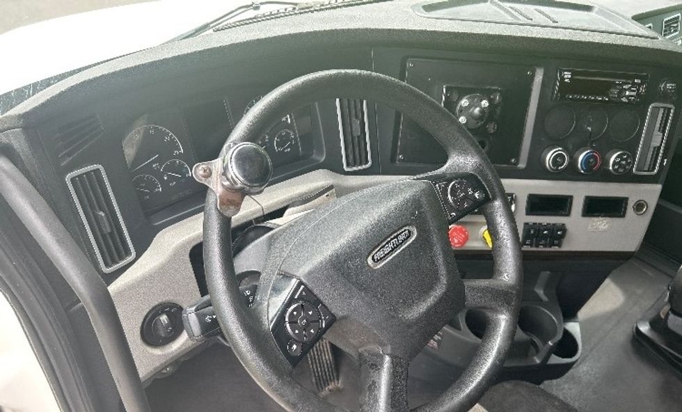 Sleeper Tractor-Heavy Duty Tractors-Freightliner-2019-T12664ST-Hattiesburg-MS-788,952\n\t\tmiles-$ 43,500 - Image 10