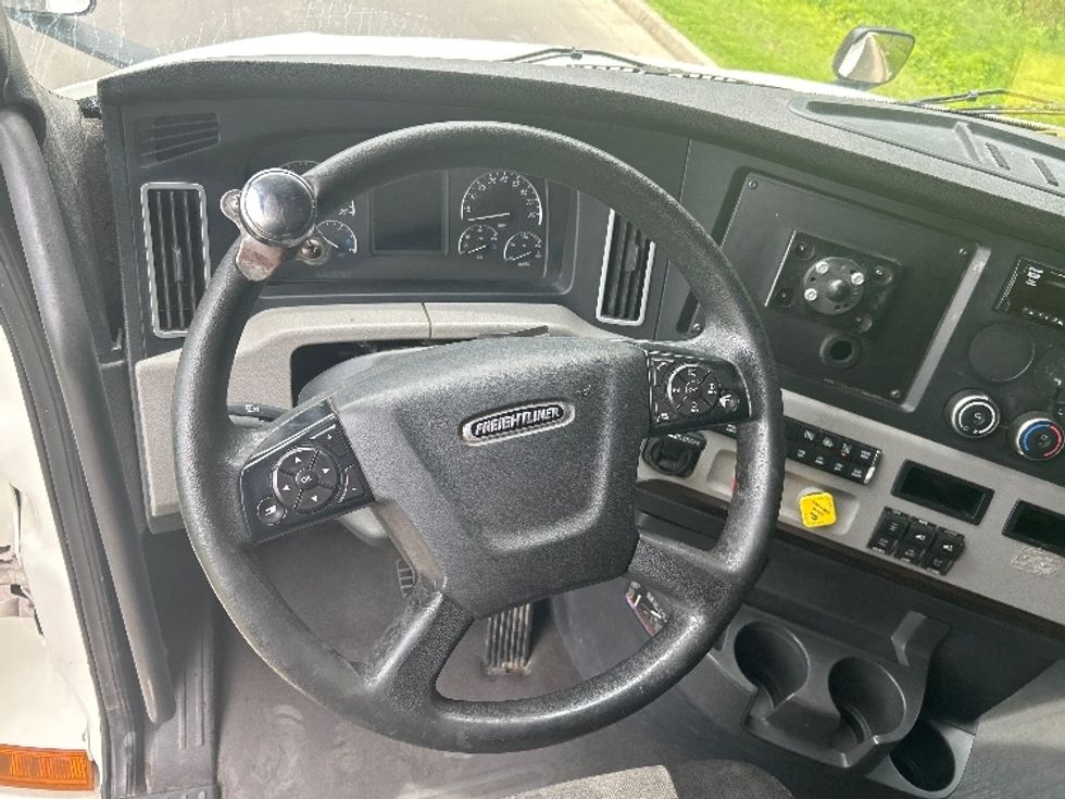 Sleeper Tractor-Heavy Duty Tractors-Freightliner-2019-T12664ST-Hattiesburg-MS-788,952\n\t\tmiles-$ 43,500 - Image 11