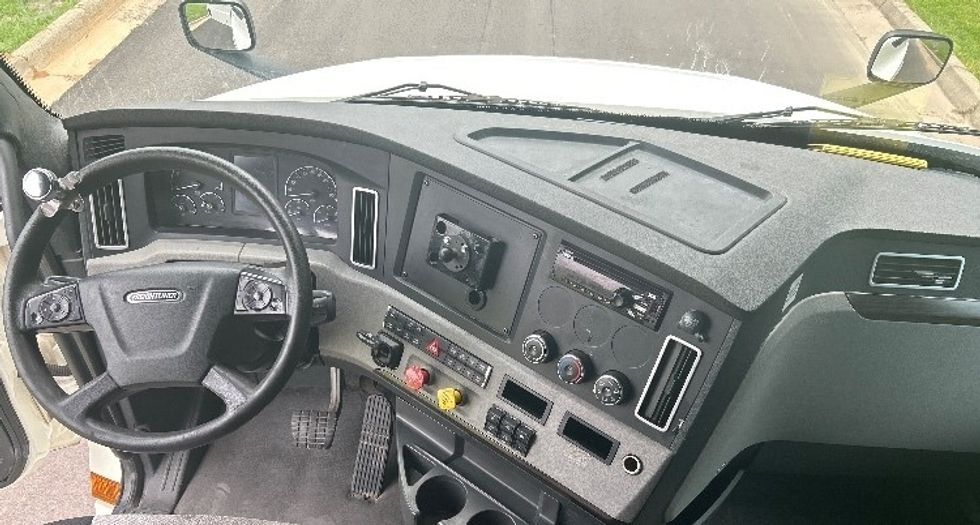 Sleeper Tractor-Heavy Duty Tractors-Freightliner-2019-T12664ST-Hattiesburg-MS-788,952\n\t\tmiles-$ 43,500 - Image 12