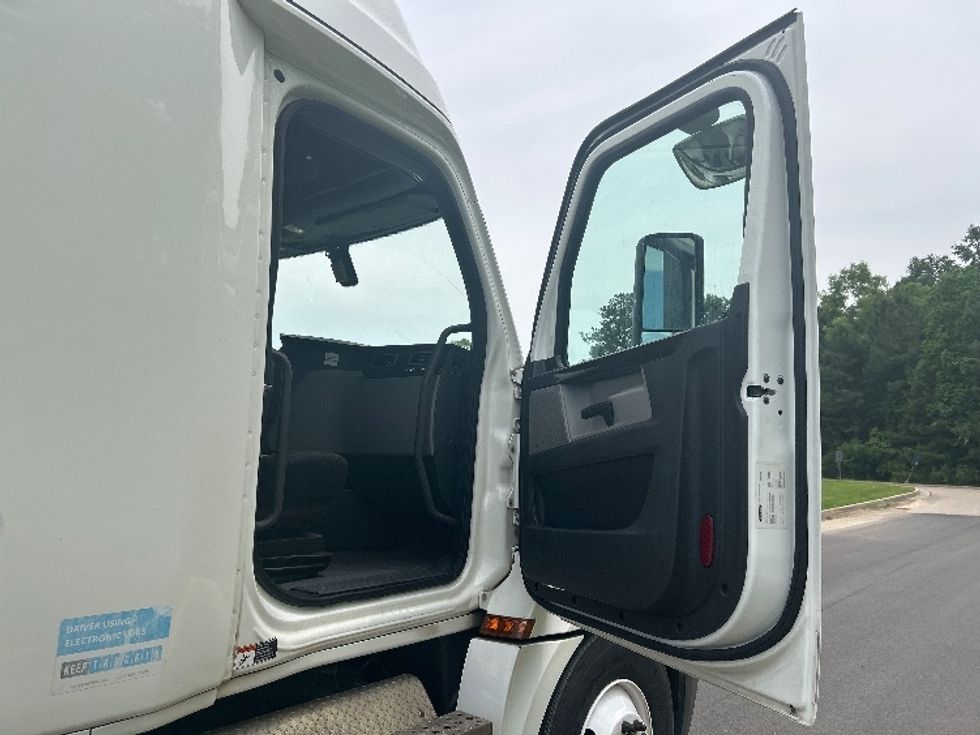 Sleeper Tractor-Heavy Duty Tractors-Freightliner-2019-T12664ST-Hattiesburg-MS-788,952\n\t\tmiles-$ 43,500 - Image 13