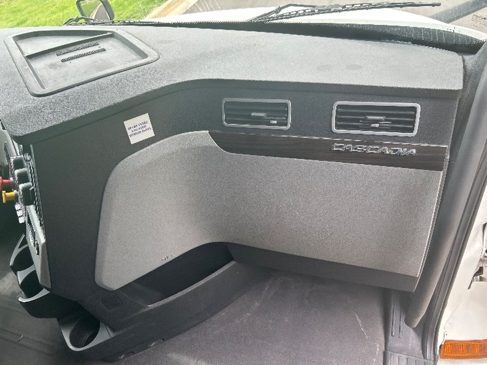 Sleeper Tractor-Heavy Duty Tractors-Freightliner-2019-T12664ST-Hattiesburg-MS-788,952\n\t\tmiles-$ 43,500 - Image 14