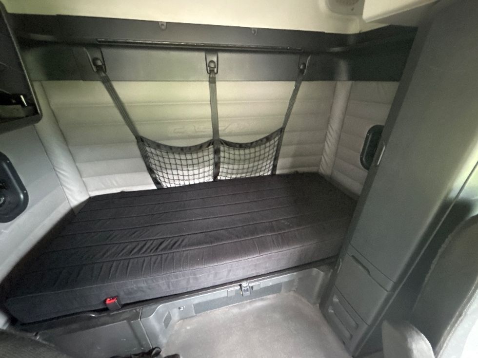 Sleeper Tractor-Heavy Duty Tractors-Freightliner-2019-T12664ST-Hattiesburg-MS-788,952\n\t\tmiles-$ 43,500 - Image 15