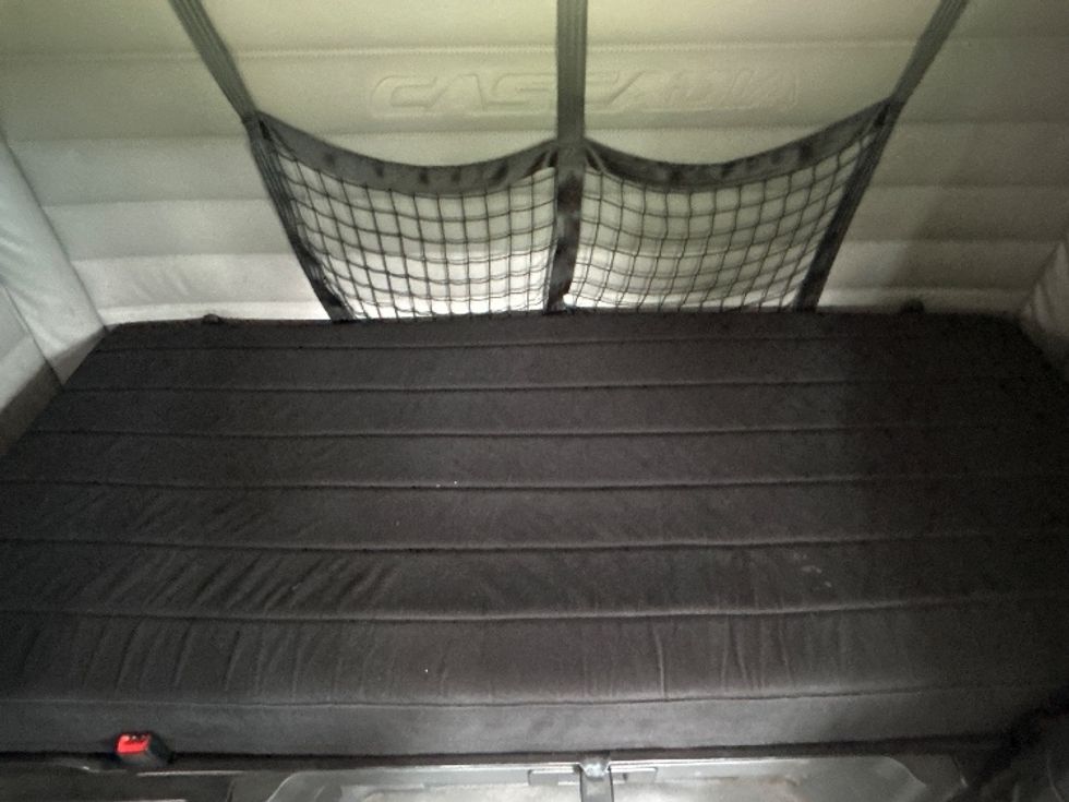 Sleeper Tractor-Heavy Duty Tractors-Freightliner-2019-T12664ST-Hattiesburg-MS-788,952\n\t\tmiles-$ 43,500 - Image 16