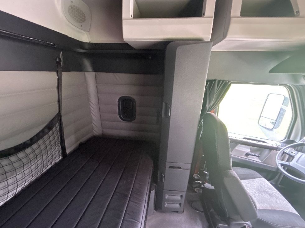 Sleeper Tractor-Heavy Duty Tractors-Freightliner-2019-T12664ST-Hattiesburg-MS-788,952\n\t\tmiles-$ 43,500 - Image 17