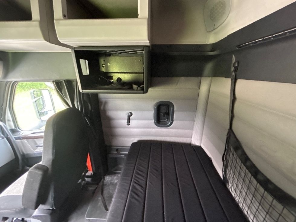 Sleeper Tractor-Heavy Duty Tractors-Freightliner-2019-T12664ST-Hattiesburg-MS-788,952\n\t\tmiles-$ 43,500 - Image 18